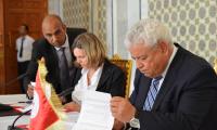 Deputy director, Charlotte Flindt-Pedersen and his excellency, Hafedh Ben Salah, signs the Memorandum of Understanding.