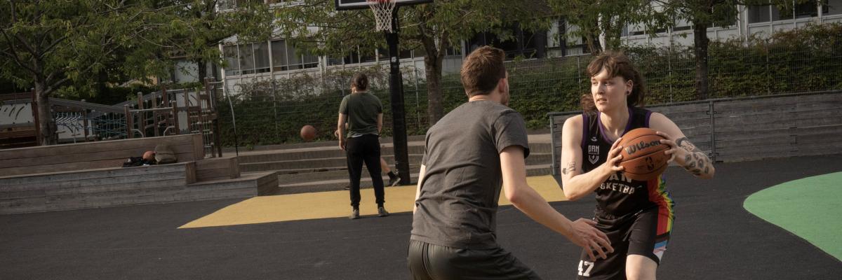 To personer spiller basket mod hinanden